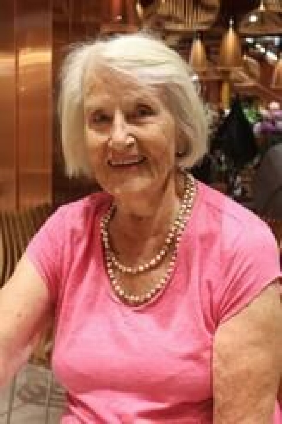 – Noen vil til Mars. Vi vil bare drikke kaffe, vi, ler Eva Valand på 81 år. – Noen vil til Mars. Vi vil bare drikke kaffe, vi, ler Eva Valand på 81 år. Foto: Tone Knipperud