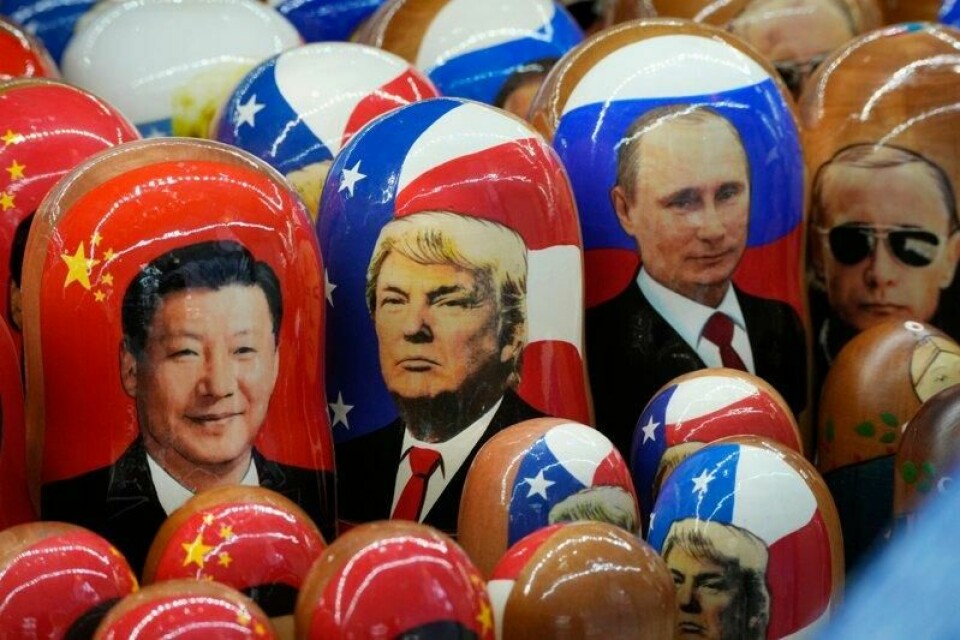 Storpolitikken gjenspeiles i en suvenirbutikk i St. Petersburg. Her er presidentene Xi Jinping, Donald Trump og Vladimir Putins portretter malt på tradisjonelle matrjosjkadukker. Arkivfoto: Dmitri Lovetsky / AP / NTB