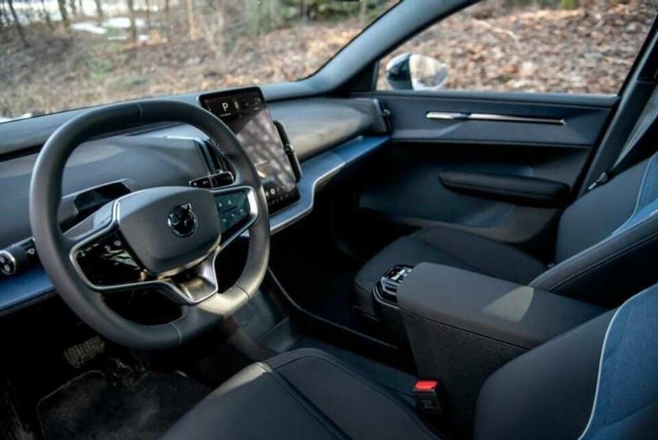 Volvo EX30 har kopiert en ikke ukjent elbilaktør og plassert praktisk talt all informasjon og betjening i den litt kronglete berøringsskjermen i midten. Volvo EX30 har kopiert en ikke ukjent elbilaktør og plassert praktisk talt all informasjon og betjening i den litt kronglete berøringsskjermen i midten. Foto: Håkon Sæbø / Finansavisen