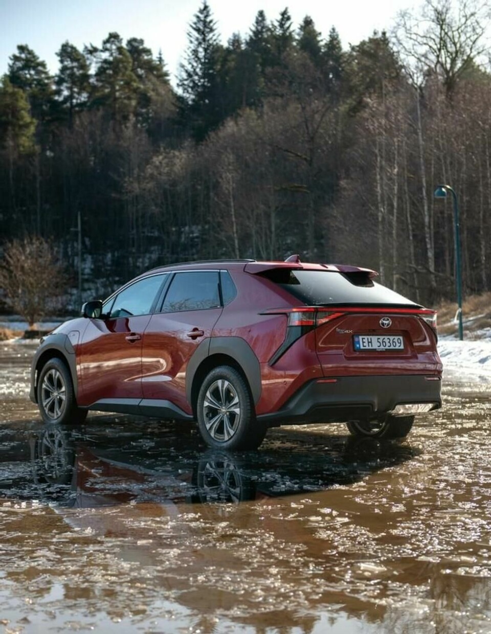 Spisse kanter, markerte hjulbuer og spesielle lykter gjør at Toyota bZ4X skiller seg fra mange av dagens såpestykker. Spisse kanter, markerte hjulbuer og spesielle lykter gjør at Toyota bZ4X skiller seg fra mange av dagens såpestykker. Foto: Håkon Sæbø / Finansavisen