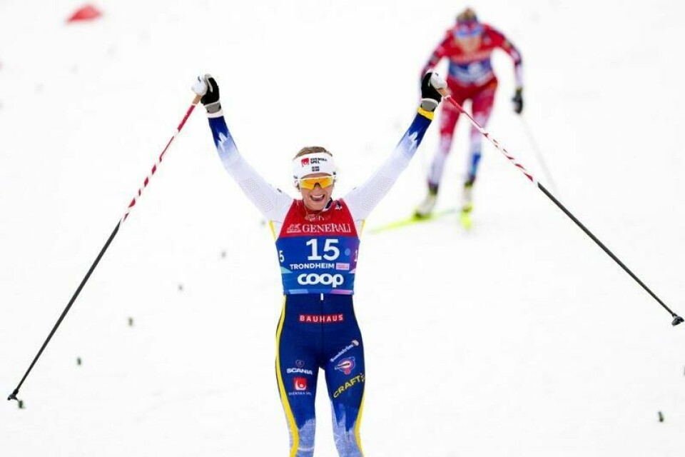 Frida Karlsson parkerte Therese Johaug på slutten av femmila.