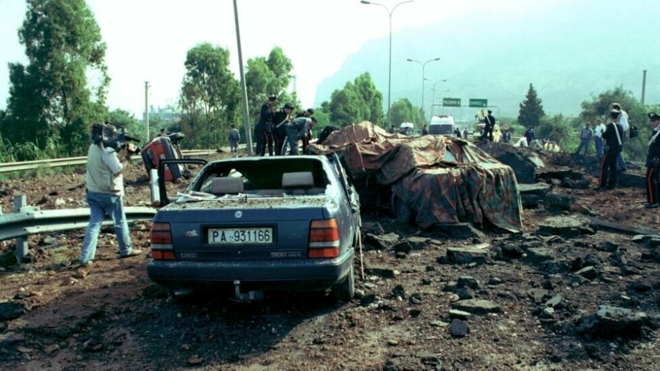 Bilde av bilvrakene etter bilbombeattentatet mot antimafia-dommeren Giovanni Falcone i Palermo på Sicilia lørdag 24. mai 1992. Eksplosjonen drepte også Falcones kone, Francesca Morvillo, og tre politimenn som eskorterte paret til deres hjem. Bilde av bilvrakene etter bilbombeattentatet mot antimafia-dommeren Giovanni Falcone i Palermo på Sicilia lørdag 24. mai 1992. Eksplosjonen drepte også Falcones kone, Francesca Morvillo, og tre politimenn som eskorterte paret til deres hjem. Foto: AP Photo / NTB