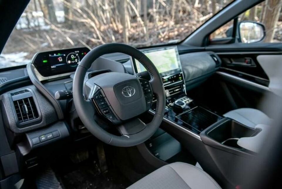 Det spesielle instrumentpanelet og rattet med en diger klump i midten er annerledes i bZ4X, men resten av interiøret er ikke ulikt det Toyota har i andre modeller. Det spesielle instrumentpanelet og rattet med en diger klump i midten er annerledes i bZ4X, men resten av interiøret er ikke ulikt det Toyota har i andre modeller. Foto: Håkon Sæbø / Finansavisen