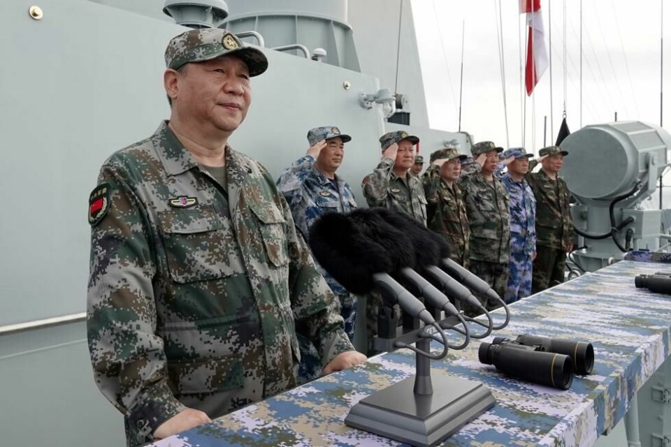 Kinas president, Xi Jinping, på inspeksjon på et kinesisk fartøy (ukjent) i Sørkinahavet. Kinas president, Xi Jinping, på inspeksjon på et kinesisk fartøy (ukjent) i Sørkinahavet. Foto: Li Gang / AP / Xinhua / NTB scanpix