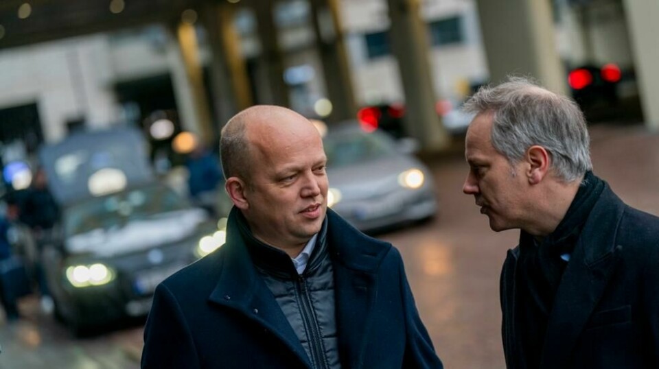 Finansministeren Trygve Slagsvold Vedum og samferdselsministeren Jon-Ivar Nygård fotografert i desember i fjor ved taxiholdeplassen utenfor Oslo S i forbindelse med ny lovgivning for drosjenæringen.