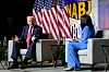 Republikanernes presidentkandidat Donald Trump deltok onsdag 31. august på en nasjonal samling for svarte journalister, i Chicago. Kommentarene om Kamala Harris sin etnisitet har ikke blitt ubemerket. Foto: Charles Rex Arbogast / AP
