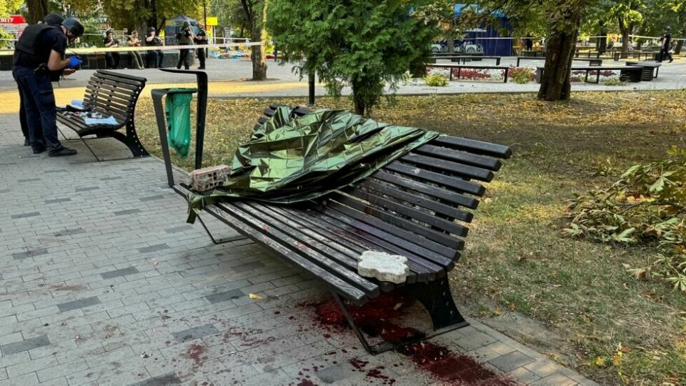 Blodflekker er synlige på en benk i en park i Kharkiv etter et brutalt russisk luftangrep den 30. august. Foto: REUTERS/Vitalii Hnidyi Blodflekker er synlige på en benk i en park i Kharkiv etter et brutalt russisk luftangrep den 30. august. Foto: REUTERS/Vitalii Hnidyi