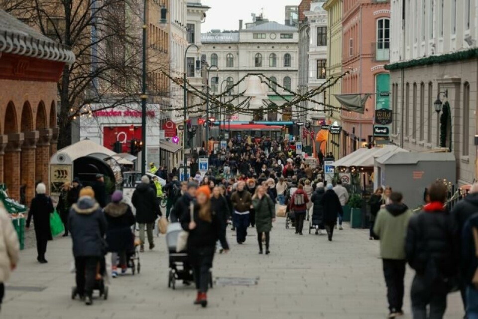 Flere enn i fjor tror på bedre økonomi neste år. Her er folk på julehandel i Karl Johans gate i Oslo sentrum.