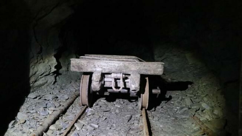 I tunnelen under bakken ble det lagt jernbanespor, og vogner fulle av stein ble dyttet langs sporene før de ble fraktet til overflaten i vinsjer. Det var en slik vogn som knuste beina til Meirions sønn, Thomas. I tunnelen under bakken ble det lagt jernbanespor, og vogner fulle av stein ble dyttet langs sporene før de ble fraktet til overflaten i vinsjer. Det var en slik vogn som knuste beina til Meirions sønn, Thomas. Foto: Elisabeth Bergskaug/ABC Nyheter
