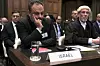 Israel på plass i Den internasjonale domstolen (ICJ). Juridisk rådgiver Tal Becker (til venstre) i Israels utenriksdepartement og den britiske juristen Malcom Shaw ved hans side. Her må Israel juridisk argumentere for lovligheten i Gaza-krigen. Foto: Patrick Post / AP