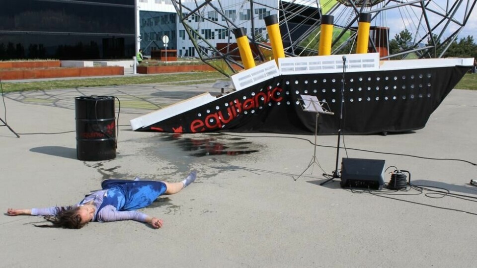 Protesten på Fornebu 3. mai: Danseren har flyktet fra et synkende Equitanic, men fikk ikke hjelp i flukten. Protesten på Fornebu 3. mai: Danseren har flyktet fra et synkende Equitanic, men fikk ikke hjelp i flukten. Foto: Elisabeth Bergskaug