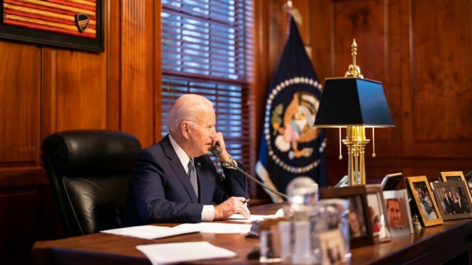 Biden truer med å innføre sanksjoner mot Putin. De to verdenslederne satt i et telefonmøte lørdag. Biden truer med å innføre sanksjoner mot Putin. De to verdenslederne satt i et telefonmøte lørdag. Foto: Adam Schultz / The White House/AP/NTB