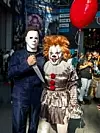 Michael Myers (Halloween) og Pennywise (IT) er både skrekkfilm-figurer og trendy kostymer. Foto: Charles Sykes / AP