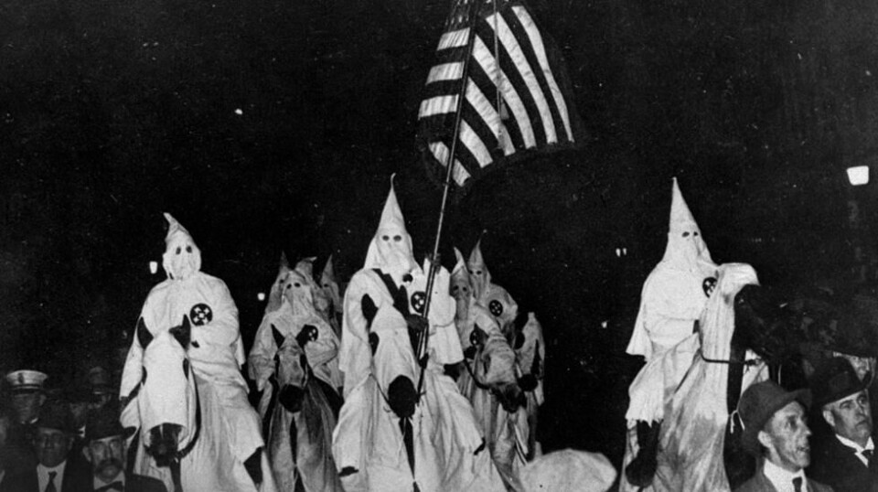 Under den andre bølgen av Ku Klux klan på 1920-tallet ble klanmedlemmer fremstilt som riddere «som beskyttet den hvite delen av sørstatene» mot afroamerikanere og innvandrere, spesielt jøder, katolikker og bolsjeviker. Bildet er fra en parade i Tulsa, Oklahoma i 1923.