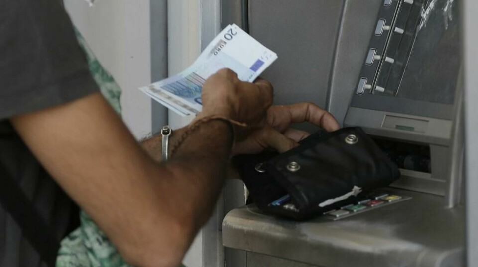 Velg alltid lokal valuta og styr unna norske kroner når du tar ut penger fra minibank på utenlandsferien i sommer. Foto: AP / NTB scanpix.
