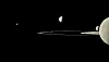 Fem av Saturns måner fanget i det samme bildet av Cassini. Den halve månen til høyre i bildet er Rhea, og Mimas er rett bak denne månen. Du kan se Saturns ringer i bakgrunnen. Foto: Cassini/Nasa