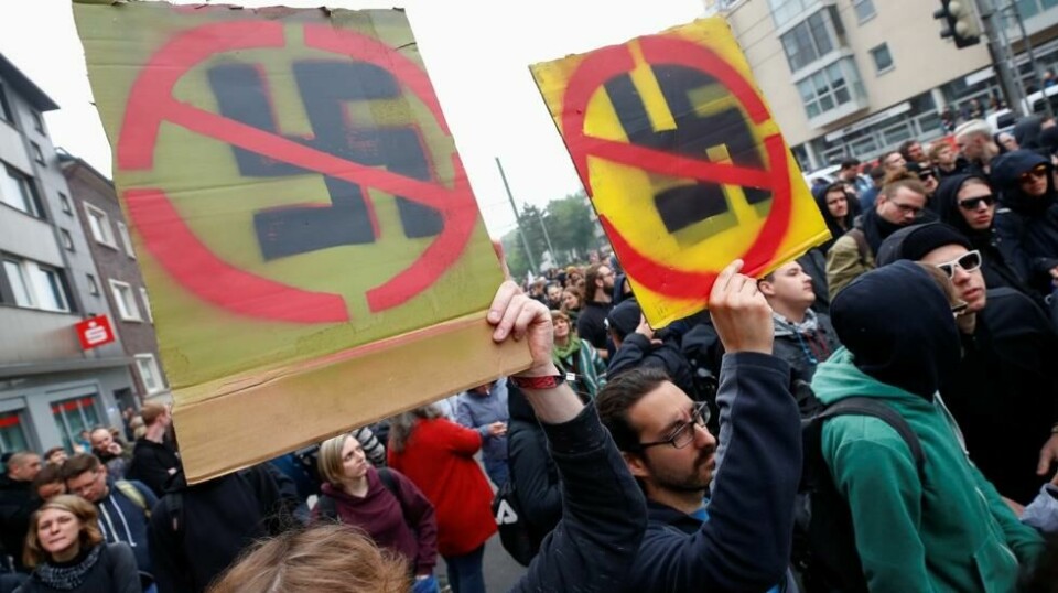 Anti-fascistiske demonstranter tok til gatene for å protestere mot en ytre høyre-marsj i Duisburg i Tyskland i mai 2019.