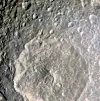 Nærbilde av kjempekrateret og mange andre små kratre på Mimas' overflate. Foto: Nasa