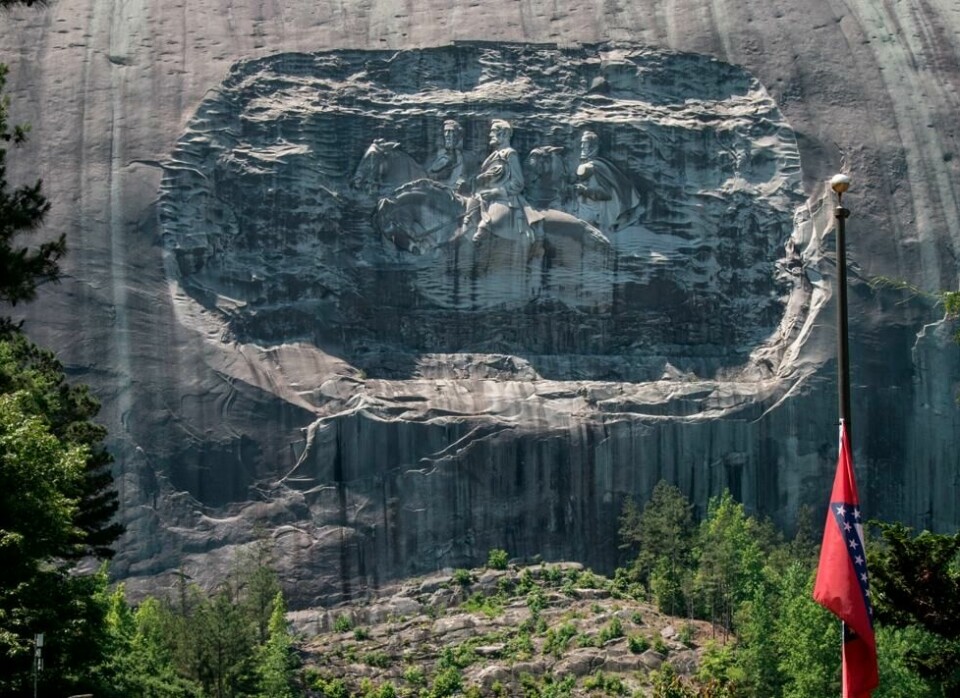 På Stone Mountain i Georgia er de tre sørstatstoppene Thomas J. Jackson, Robert E. Lee, og Jefferson Davis hugget ut i basrelieff. Fjellet var også stedet der den andre kulten ble stiftet i 1915. Fjellet like utenfor Atlanta er derfor svært omstridt. På Stone Mountain i Georgia er de tre sørstatstoppene Thomas J. Jackson, Robert E. Lee, og Jefferson Davis hugget ut i basrelieff. Fjellet var også stedet der den andre kulten ble stiftet i 1915. Fjellet like utenfor Atlanta er derfor svært omstridt. Foto: Ron Harris / AP