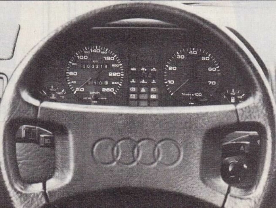 Instrumentene i Audi A8 i 1989 skiller seg godt fra dagens løsninger. Instrumentene i Audi A8 i 1989 skiller seg godt fra dagens løsninger.