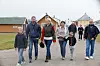 Hele Kongefamilien på ferie i Vardø, 2015. Fra venstre: Prins Sverre Magnus, kronprins Haakon, kronprinsesse Mette-Marit, prinsesse Märtha Louise, Emma Tallulah Behn og Ari Behn bak går kong Harald og dronning Sonja på vei til Vardøhus festning. Foto: Vidar Ruud / NTB