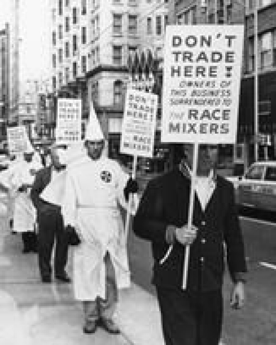 Medlemmer av Ku Klux Klan demonstrerer på gaten i Atlanta i 1964 mot at en restaurant åpnet for både svarte og hvite gjester. Medlemmer av Ku Klux Klan demonstrerer på gaten i Atlanta i 1964 mot at en restaurant åpnet for både svarte og hvite gjester. Foto: AP