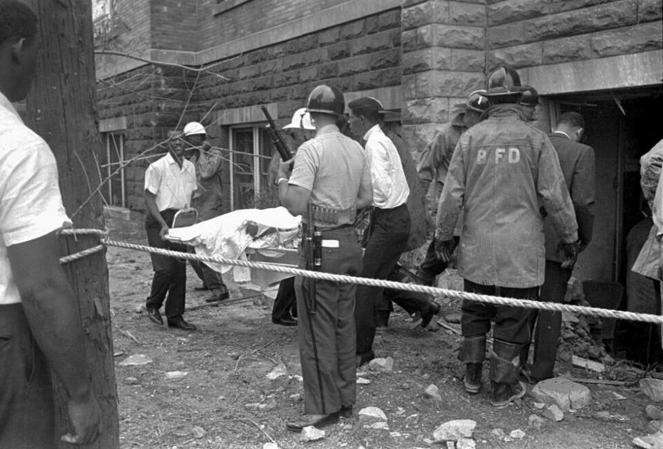 Både brannmenn og ambulansepersonell hjelper til å bære ut et offer for bombingen av 16th Street Baptist Church i Birmingham, Alabama i 1963. Ku Klux klan sto bak over 40 tilfeller av bombinger av kirker og hjem i byen. Både brannmenn og ambulansepersonell hjelper til å bære ut et offer for bombingen av 16th Street Baptist Church i Birmingham, Alabama i 1963. Ku Klux klan sto bak over 40 tilfeller av bombinger av kirker og hjem i byen. Foto: AP