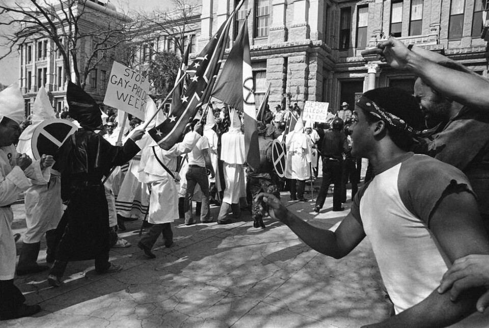 Klansmedlemmer og motdemonstranter røk i tottene på hverandre under en demonstrasjon i Austin, Texas i 1983. Klansmedlemmer og motdemonstranter røk i tottene på hverandre under en demonstrasjon i Austin, Texas i 1983. Foto: Ted Powers / AP