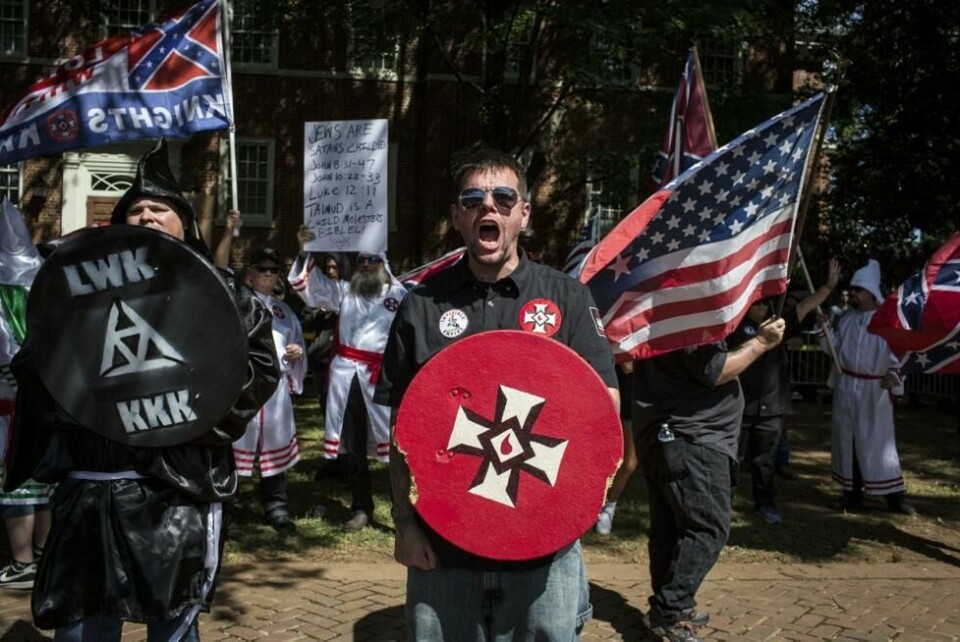 Det er fortsatt flere mindre høyreekstreme grupper som ser tilhørighet til Ku Klux Klan. Her demonstrerer en gruppe høyreekstreme mot avgjørelsen å fjerne en statue av sørstatsgeneralen Robert E. Lee i Charlottesville, Virginia i 2017. Det er fortsatt flere mindre høyreekstreme grupper som ser tilhørighet til Ku Klux Klan. Her demonstrerer en gruppe høyreekstreme mot avgjørelsen å fjerne en statue av sørstatsgeneralen Robert E. Lee i Charlottesville, Virginia i 2017. Foto: Chet Strange / AFP