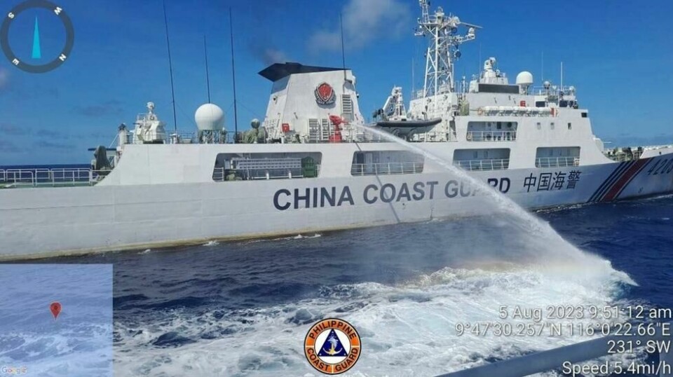 Et bilde delt av den filippinske kystvakten i fjor etter annen konfrontasjon med den kinesiske kystvakten utenfor atollen Sabina Shoal i Sør-Kinahavet. Foto: Philippine Coast Guard/AP/NTB