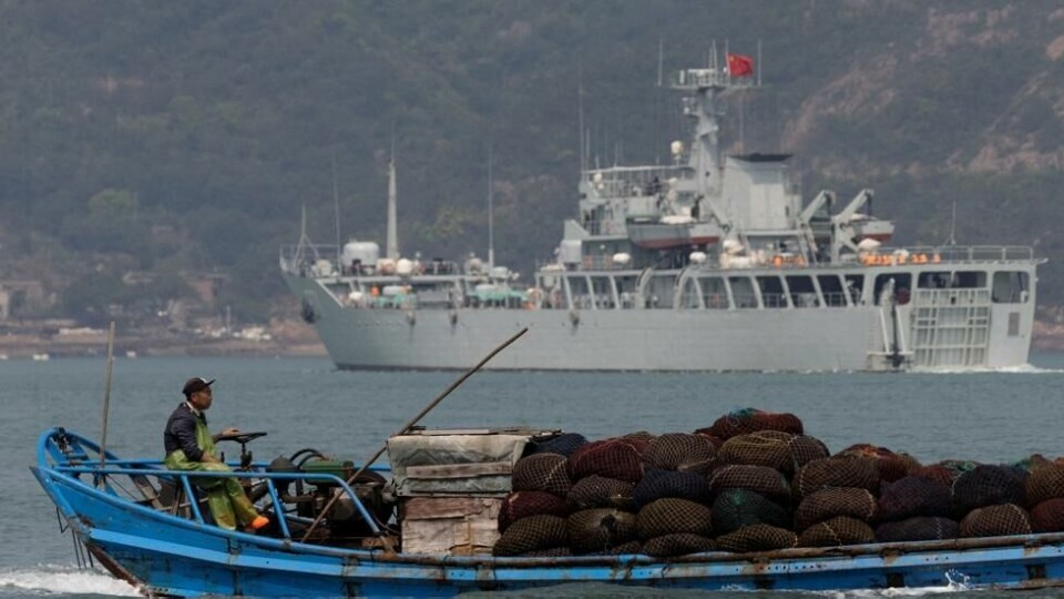 En fiskebåt seiler forbi et kinesisk krigsskip under en militærøvelse utenfor den kinesiske kysten nær Fuzhou, Fujian-provinsen, rett overfor de Taiwan-kontrollerte Matsu-øyene, Kina, 11. april 2023. Foto: REUTERS/Thomas Peter/File Photo En fiskebåt seiler forbi et kinesisk krigsskip under en militærøvelse utenfor den kinesiske kysten nær Fuzhou, Fujian-provinsen, rett overfor de Taiwan-kontrollerte Matsu-øyene, Kina, 11. april 2023. Foto: REUTERS/Thomas Peter/File Photo