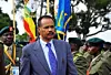 Eritreas president Isaias Afwerki fotografert under en æresvakt i 2011. Afeworki har styrt landet med et jerngrep siden uavhengigheten i 1993. Landet har tusenvis av politiske fanger. Soningsforholdene beskrives som grusomme, og mange kommer aldri ut i live igjen. Foto: Peter Busomoke / AFP