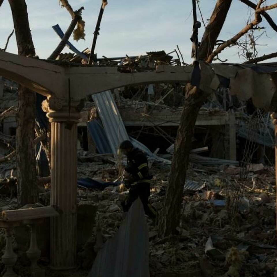 En brannkonstabel ser på ødeleggelsene etter et russisk angrep mot et hotell i Kramatorsk i Donetsk fylke i Ukraina søndag. Foto: Jevhen Maloletka / AP / NTB
