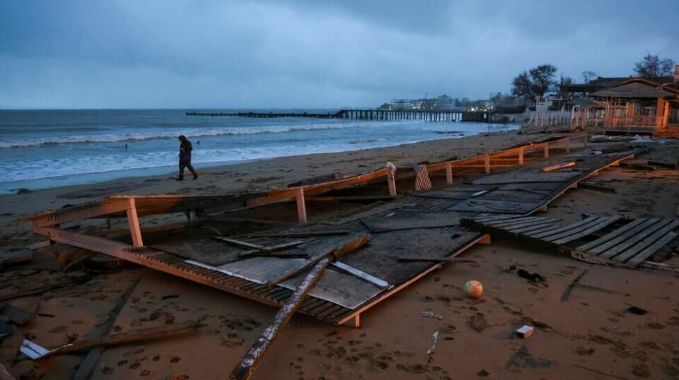 Ødelagte konstruksjoner på en strand etter den kraftige stormen, her ved Yevpatoriya på Krim, 27. november 2023.