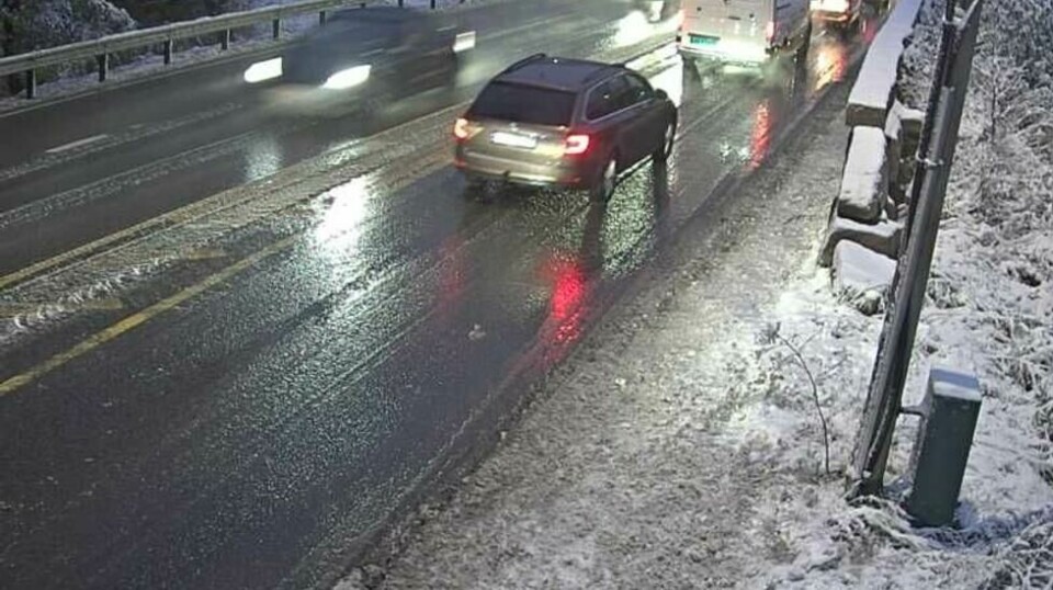 Riksvei 4 ved Gjelleråsen på grensen mellom Oslo, Lillestrøm og Nittedal, tirsdag morgen. Årets første snøfall er et faktum på Østlandet. Bilistene oppfordres til å bytte til vinterdekk.