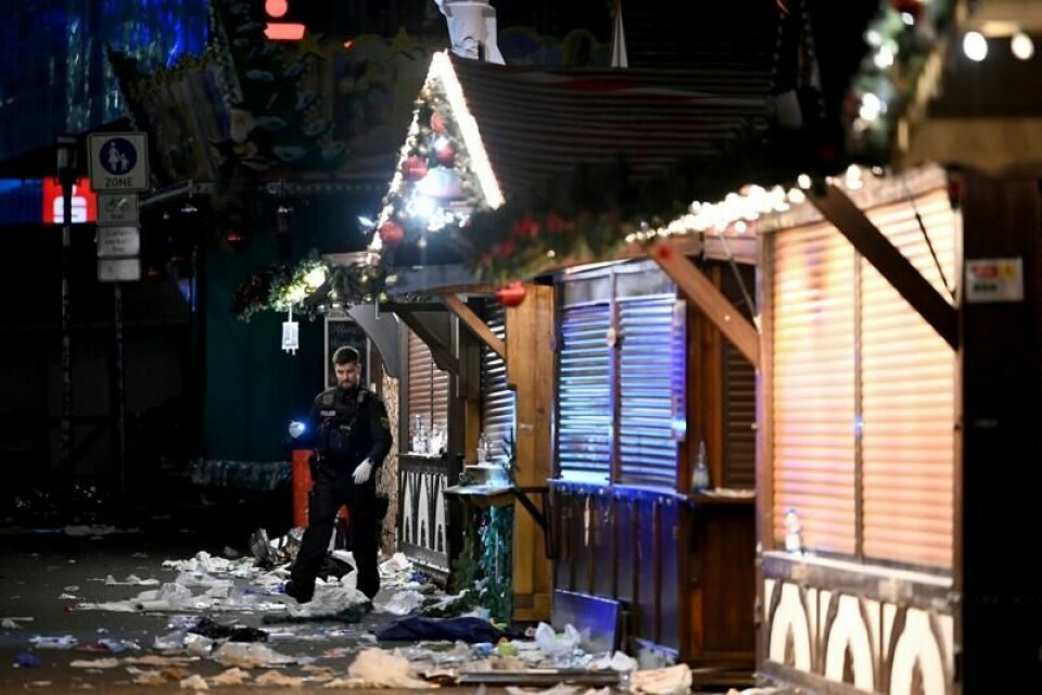 Det brøt ut full panikk da en bil i stor fart kjørte inn på et julemarked i byen Magdeburg i Tyskland fredag kveld. Det brøt ut full panikk da en bil i stor fart kjørte inn på et julemarked i byen Magdeburg i Tyskland fredag kveld. Foto: DPA / AP / NTB