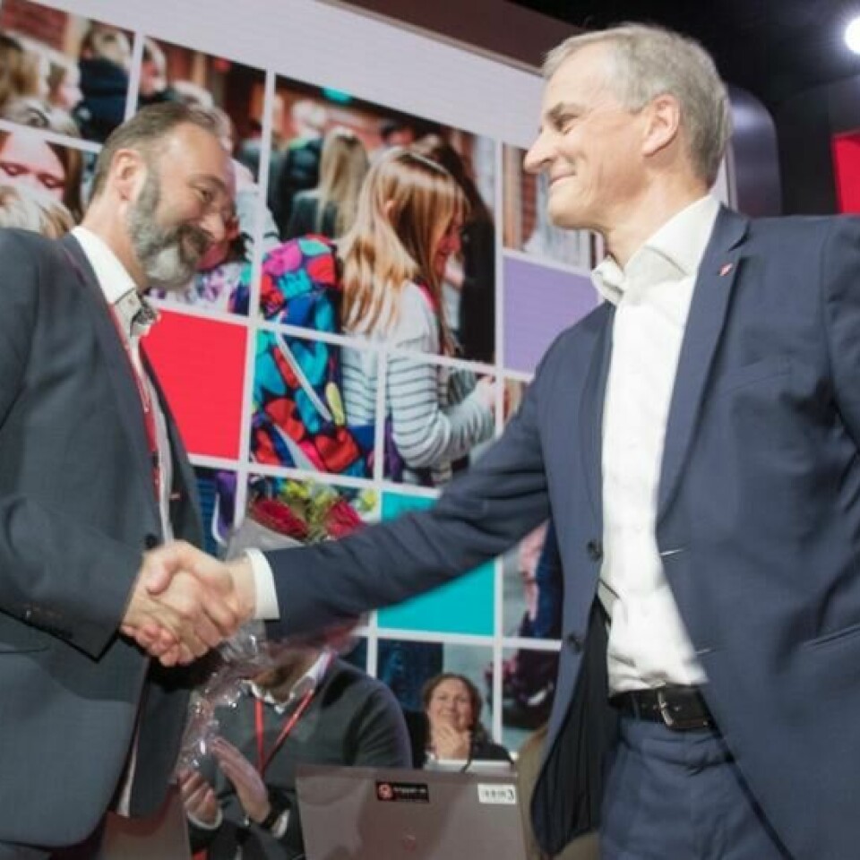 Trond Giske takkes av under landsmøtet til Arbeiderpartiet i Folkets Hus i Oslo.