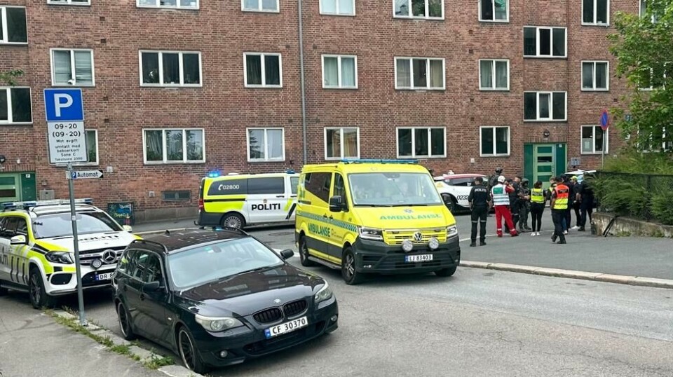 Politiet har rykket ut med store ressurser til Kampen i Oslo etter melding om et høyt smell og noe røyk.