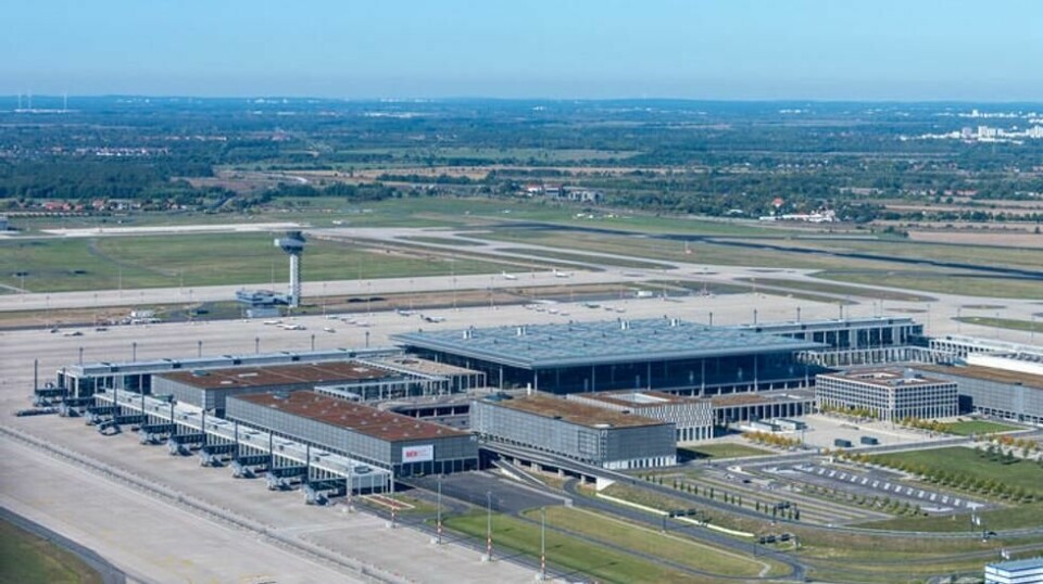 Sett utenfra virker Berlin Brandenburg lufthavn klar for passasjerer, men fra innsiden har prosjektet blitt en skandale uten like.