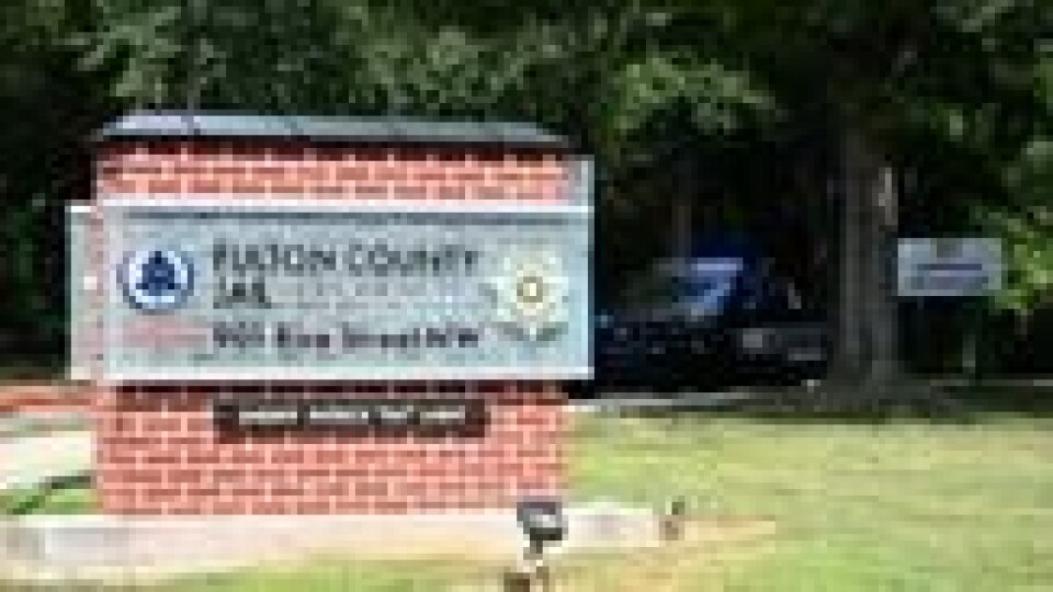 Sheriffer i Fulton County holder vakt utenfor Fulton County Jail i Atlanta, Georgia, 22. august 2023. Sheriffer i Fulton County holder vakt utenfor Fulton County Jail i Atlanta, Georgia, 22. august 2023. Foto: Chandan Khanna / AFP / NTB