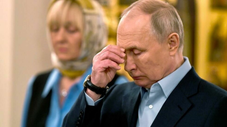 Russlands president Vladimir Putin gjorde korsets tegn da han deltok på en ortodoks julegudstjeneste i Frelserens kirke sammen med familiene til militært personell som har mistet livet under den spesielle militæroperasjonen i Ukraina. Markeringen fant sted i Novo-Ogaryovo utenfor Moskva, Russland, søndag 7. januar 2024.