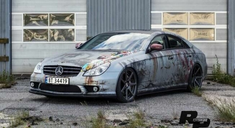 Den ser litt småsliten ut der den står. Men bilen er egentlig dønn strøken og i toppstand. Den ser litt småsliten ut der den står. Men bilen er egentlig dønn strøken og i toppstand.