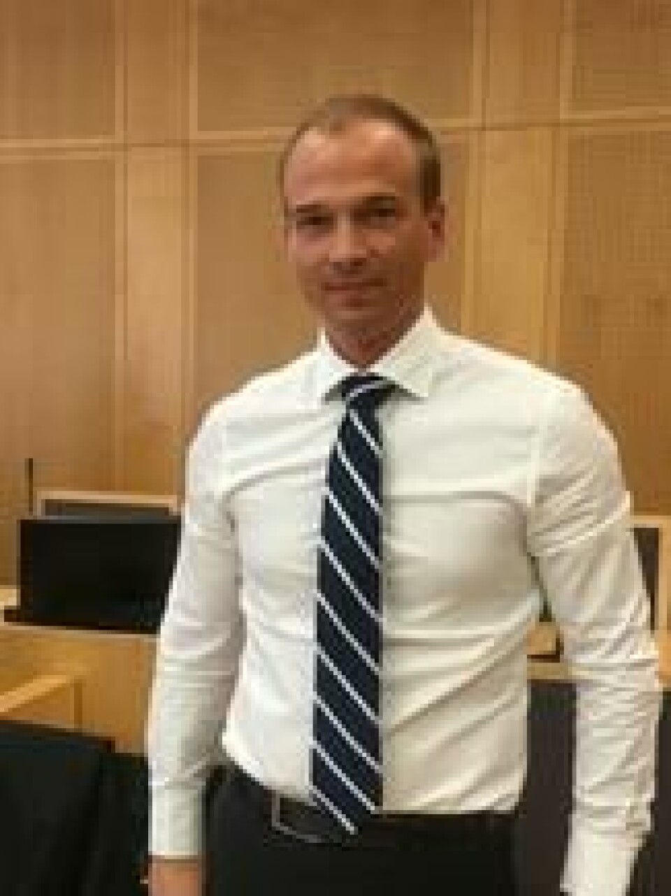 TO AV FEM: Advokat Knut-Ole Bakke Hansen forsvarer til tiltalte 27-åringen, som erkjenner to av i alt fem tyverier. TO AV FEM: Advokat Knut-Ole Bakke Hansen forsvarer til tiltalte 27-åringen, som erkjenner to av i alt fem tyverier. Foto: Steffen Zachariassen / ABC Nyheter