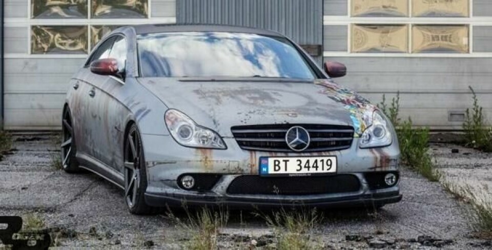 I tillegg til justerbart senkesett har bilen fått påmontert frontsplitter, karbondiffuser, Renntech karbonspoiler, sideskjørt fra Ezlip, facelift sidespeil med led-lys og ny frontgrill. Rent teknisk er bilen helt original. I tillegg til justerbart senkesett har bilen fått påmontert frontsplitter, karbondiffuser, Renntech karbonspoiler, sideskjørt fra Ezlip, facelift sidespeil med led-lys og ny frontgrill. Rent teknisk er bilen helt original.