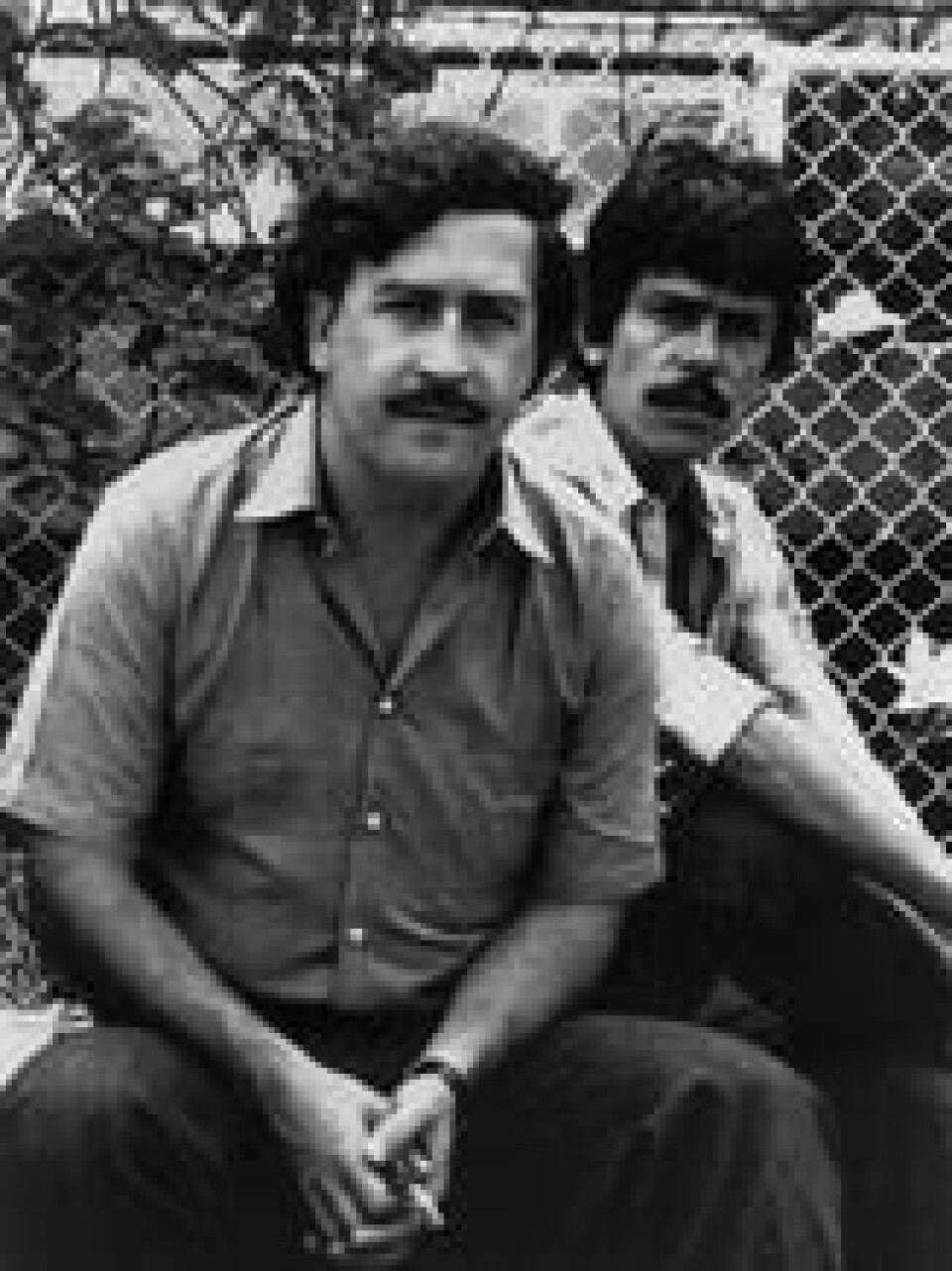 Pablo Escobar, til venstre, milliardær og leder av Medellín-kartellet, poserer ved en fotballkamp i Medellín, Colombia, i 1983. Til høyre er en uidentifisert livvakt. Foto: AP Photo Pablo Escobar, til venstre, milliardær og leder av Medellín-kartellet, poserer ved en fotballkamp i Medellín, Colombia, i 1983. Til høyre er en uidentifisert livvakt. Foto: AP Photo