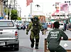 Thailandsk bombeekspert på åstedet etter at to bomber gikk av i sentrum av feriebyen Hua Hin 12 august. Foto: Rungroj Yongrit / EPA
