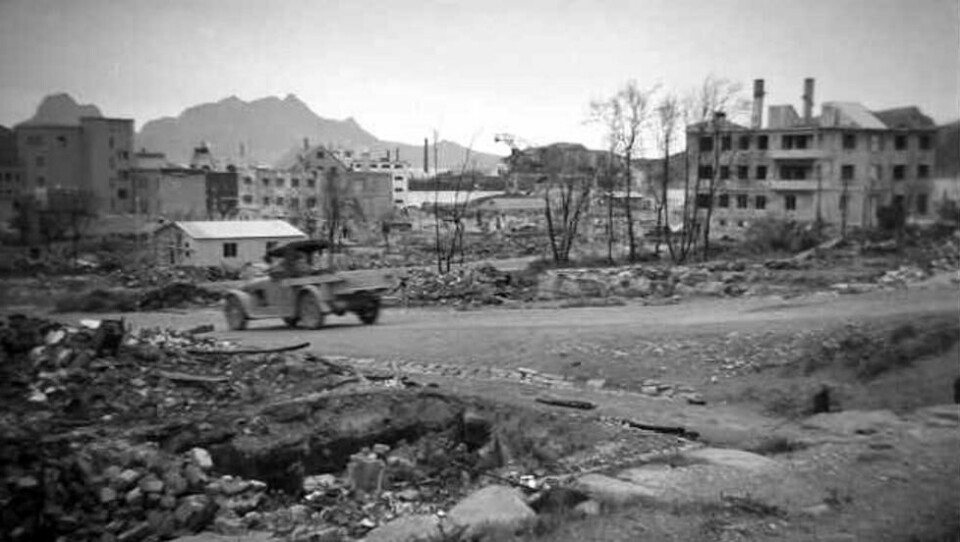 Bodø hadde blitt bombet før. Bildet tatt 1. januar 1942 viser Bodø sentrum i ruiner etter tyskernes tokt i 1940. Det hadde gått to år, men byen sto fortsatt som et åpent sår. Bodø hadde blitt bombet før. Bildet tatt 1. januar 1942 viser Bodø sentrum i ruiner etter tyskernes tokt i 1940. Det hadde gått to år, men byen sto fortsatt som et åpent sår. Foto: Lyder Kvantoland / Wikimedia Commons