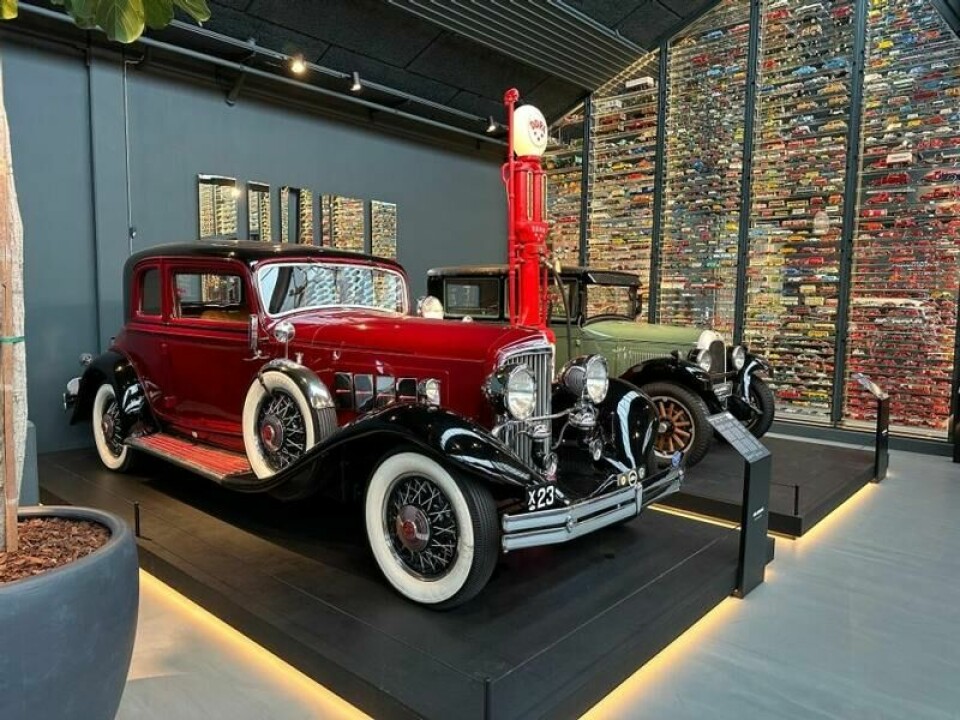 REO var et annet bilmerke fra skaperen av Oldsmobile, Ransom E Olds, og denne Royale 8 Sport Victoria fra 1931 er en virkelig lekkerbisk. I bakgrunnen ser du en liten del av modellbilsamlingen i veggen. FOTO: IVAR ENGERUD REO var et annet bilmerke fra skaperen av Oldsmobile, Ransom E Olds, og denne Royale 8 Sport Victoria fra 1931 er en virkelig lekkerbisk. I bakgrunnen ser du en liten del av modellbilsamlingen i veggen. FOTO: IVAR ENGERUD
