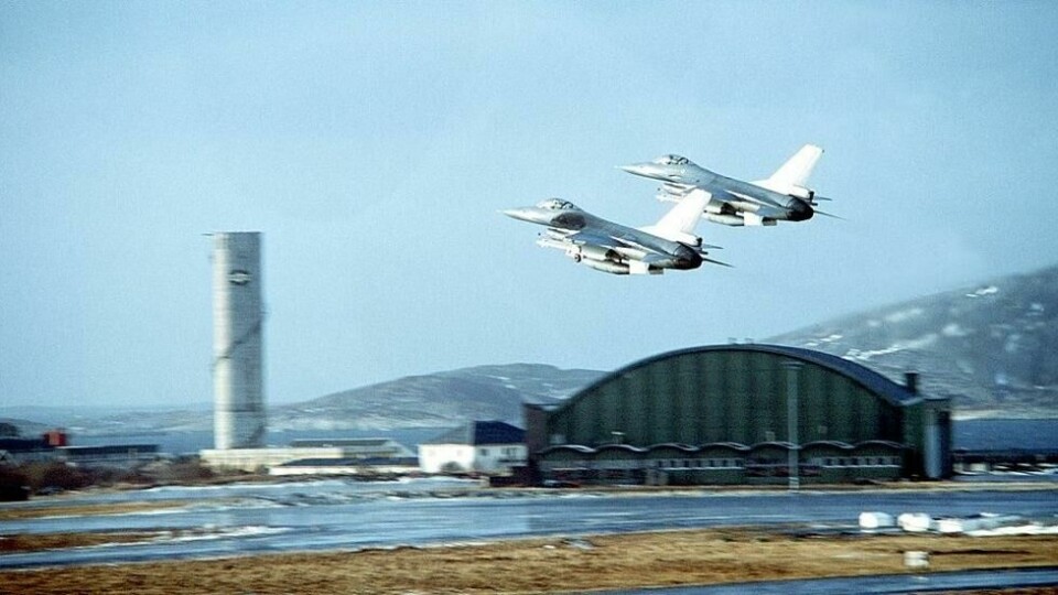 Bildet er tatt i 1982 og viser to jagerfly av typen F-16 som tar av fra det som da het Bodø hovedflystasjon. Bildet er tatt i 1982 og viser to jagerfly av typen F-16 som tar av fra det som da het Bodø hovedflystasjon. Foto: Rodney K. Prouty / Defence Imagery/Wikimedia Commons