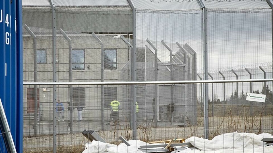 Det vekker oppsikt at et sterkt kritisert legefirma har fått fornyet kontrakten med Politiets utlendingsinternat på Trandum.
